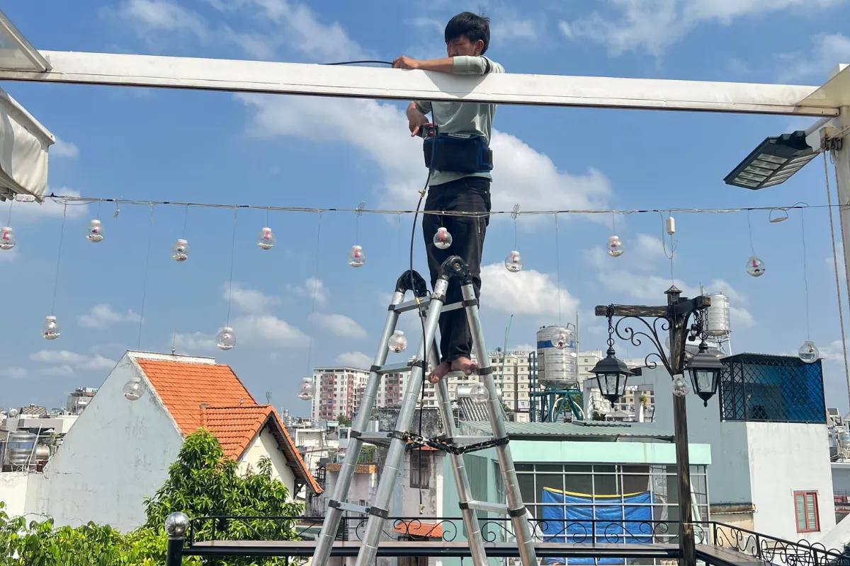 Thiết Bị Phun Sương【 Nhà Phân Phối Sỉ & Lẻ Thiết Bị Phun Sương】 Lắp máy phun sương đúng cách cho hiệu quả làm mát cao bec phun suong lap vao day phun suong pe
