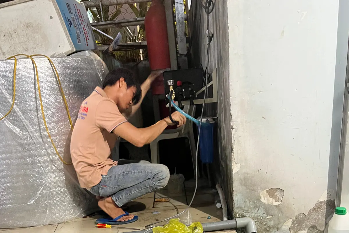 Thiết Bị Phun Sương【 Nhà Phân Phối Sỉ & Lẻ Thiết Bị Phun Sương】 Lắp máy phun sương đúng cách cho hiệu quả làm mát cao lap may phun suong
