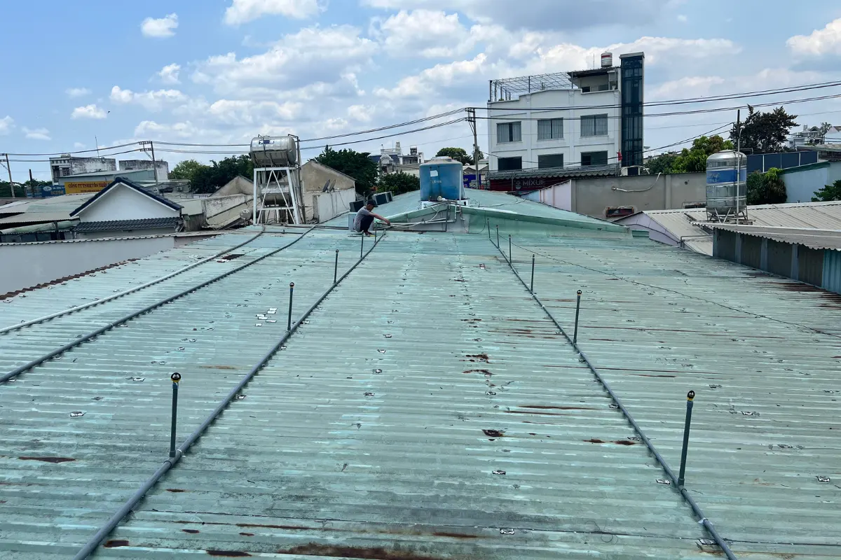 Thiết Bị Phun Sương【 Nhà Phân Phối Sỉ & Lẻ Thiết Bị Phun Sương】 Hệ thống phun nước làm mát mái nhà hiệu quả he thong lam mat mai ton nha xuong