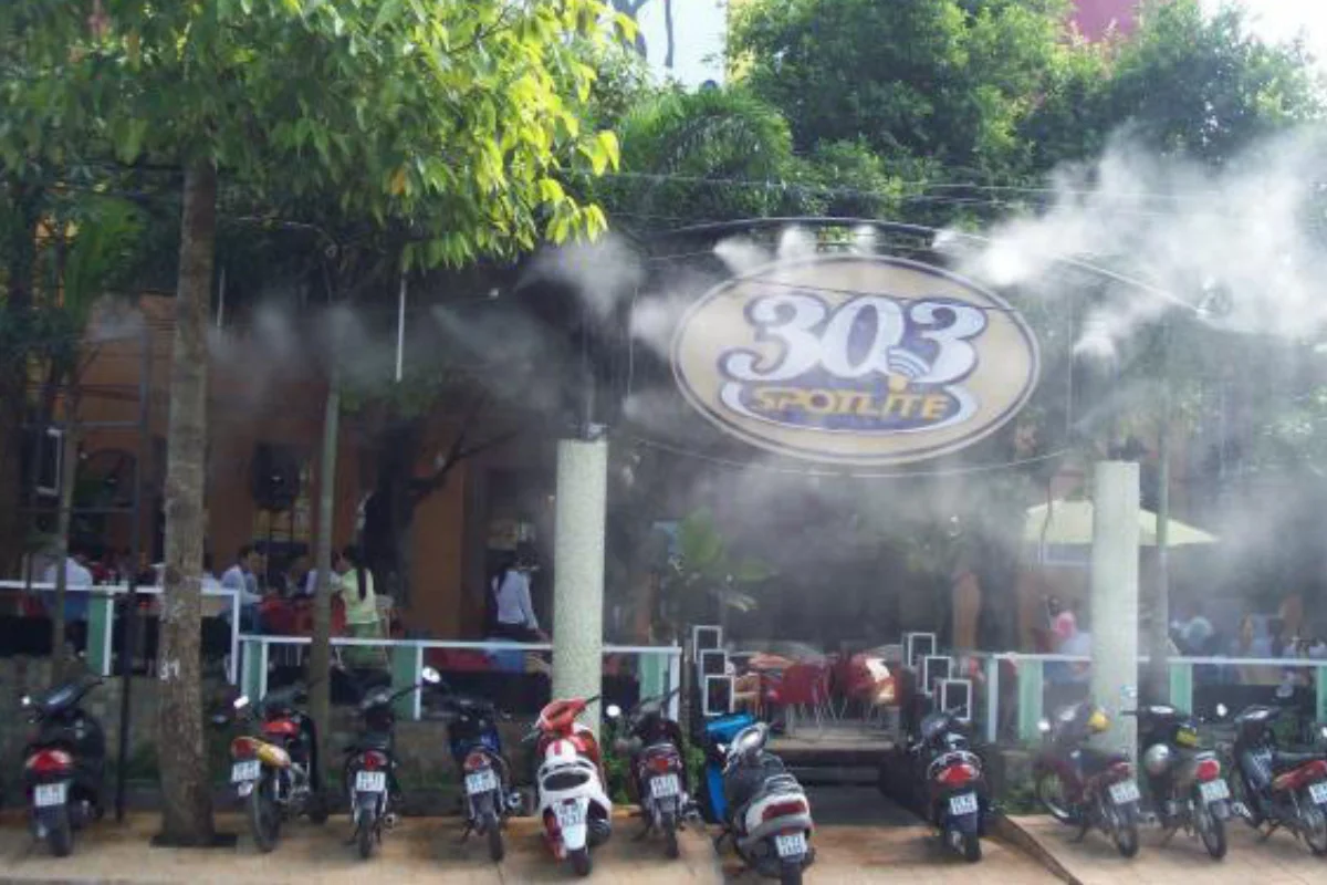 Thiết Bị Phun Sương【 Nhà Phân Phối Sỉ & Lẻ Thiết Bị Phun Sương】 Lắp đặt máy phun sương quán cafe hiệu quả khach hang thuong thuc do uong trong quan cafe mat me