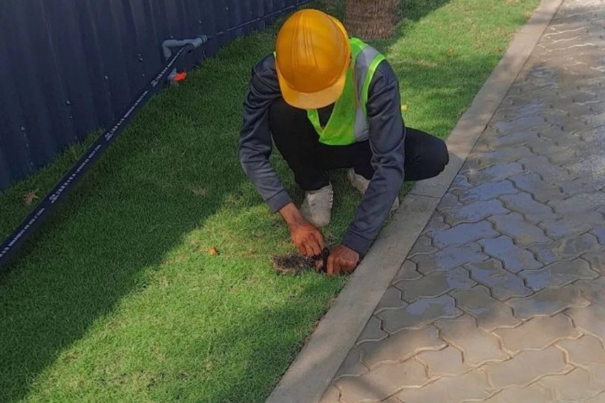 Thiết Bị Phun Sương【 Nhà Phân Phối Sỉ & Lẻ Thiết Bị Phun Sương】 Dịch vụ bảo trì hệ thống tưới cây tự động chuyên nghiệp tại Tphcm nhan vien bao tri he thong tuoi co